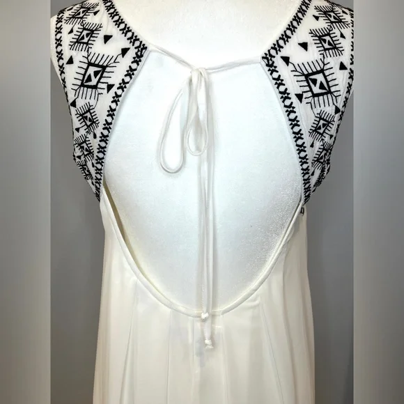 BCBGeneration Sheer, Flowing White Sleeveless Dress with Lining - Picture 2 of 13